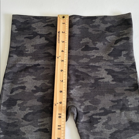 Spanx Leggings Women’s Medium Black Gray Camo Shapewear Tummy Control Activewear - Picture 6 of 9